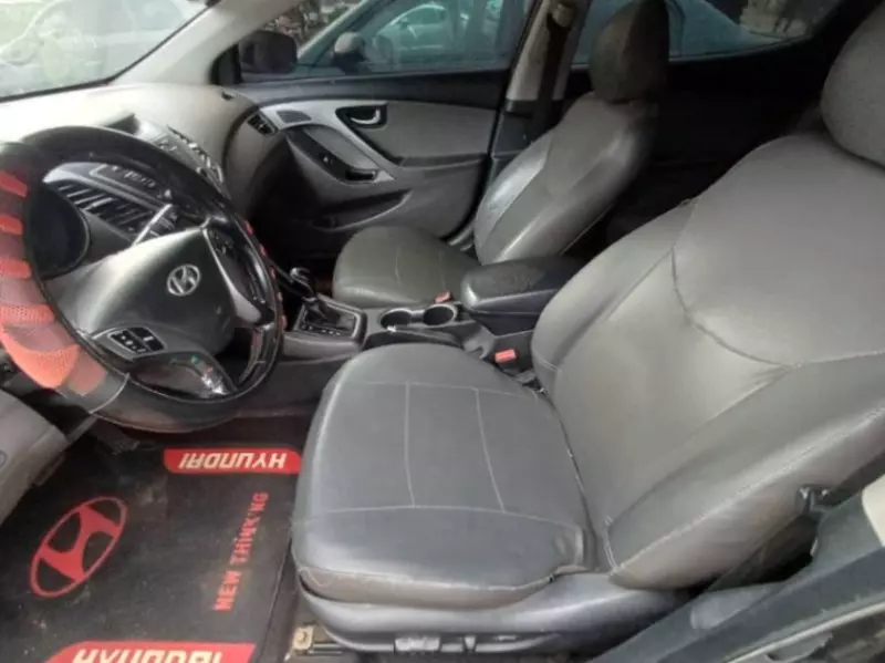 Hyundai Elantra   - 2012
