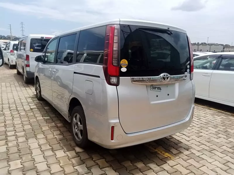 Toyota Noah   - 2015