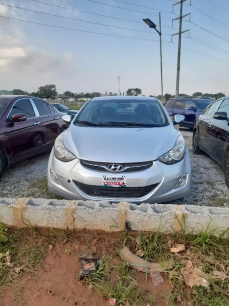 Hyundai Elantra   - 2013