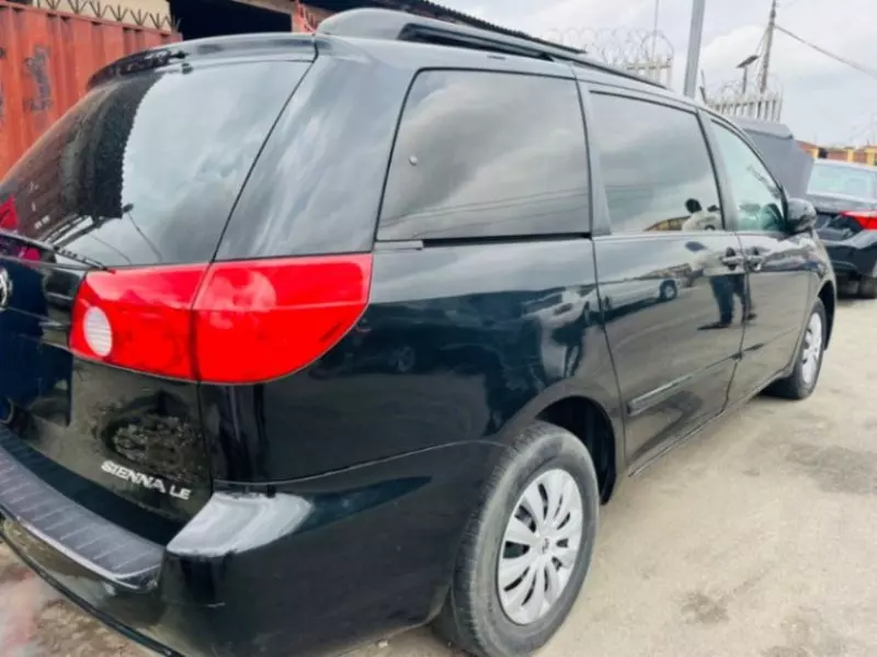 Toyota Sienna   - 2010