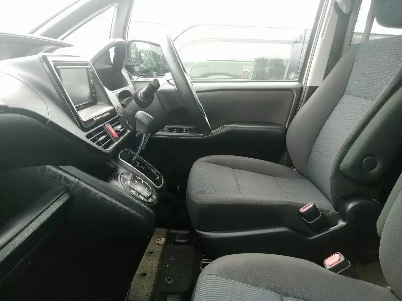 Toyota Noah   - 2015