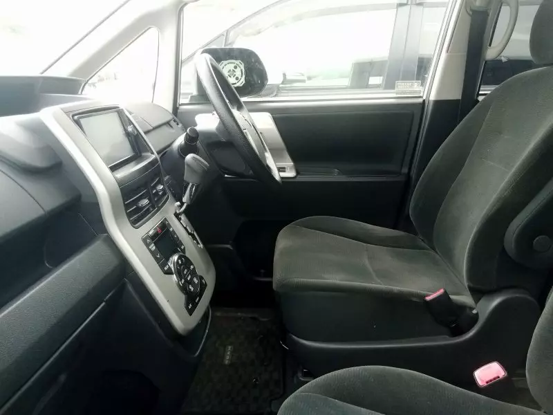 Toyota Noah   - 2012