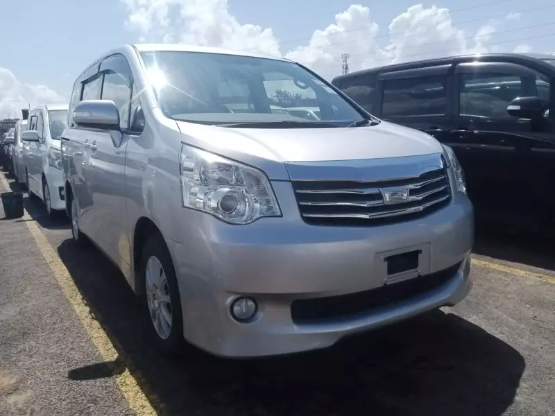 Toyota Noah   - 2012
