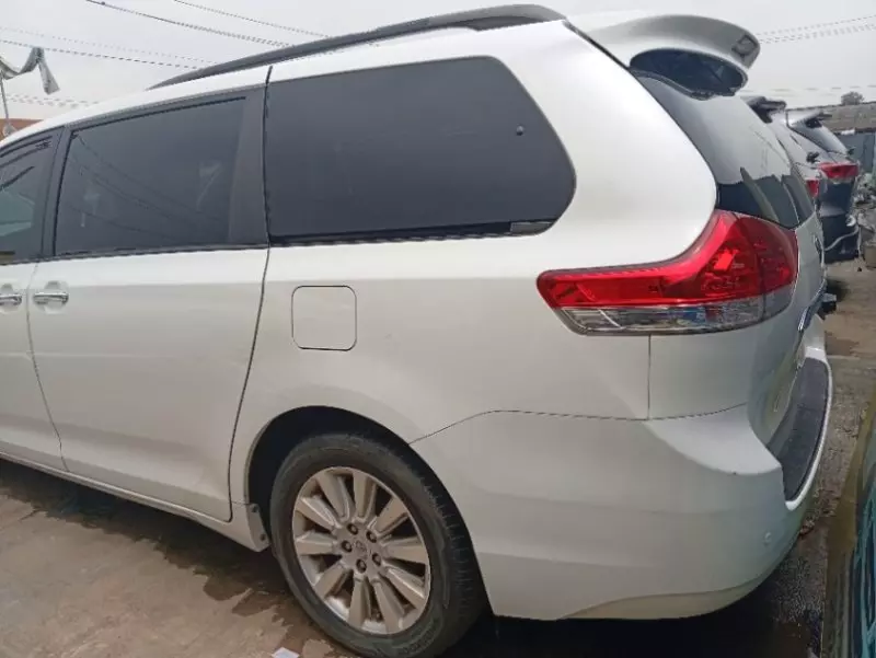 Toyota Sienna   - 2011