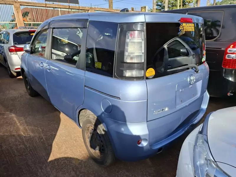 Toyota Sienta   - 2012