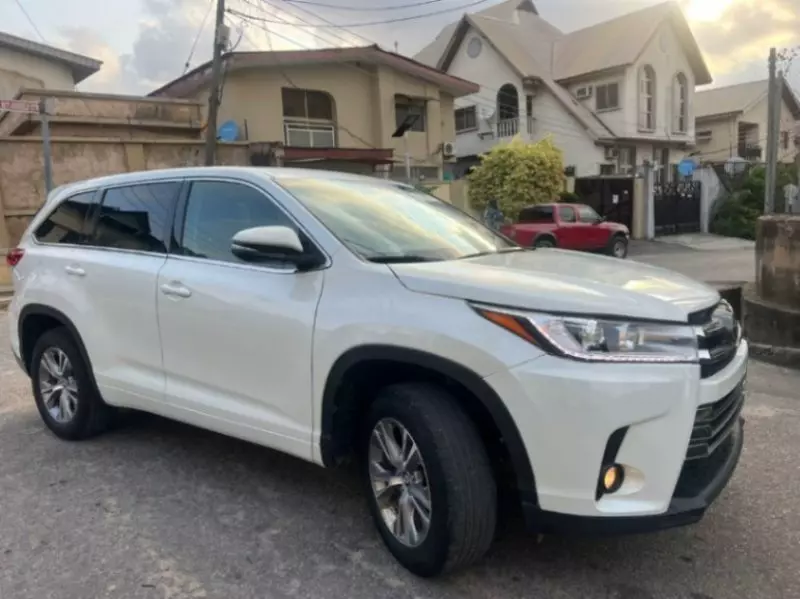 Toyota Highlander   - 2016