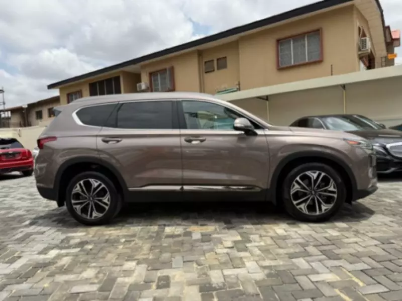 Hyundai Santa Fe   - 2020