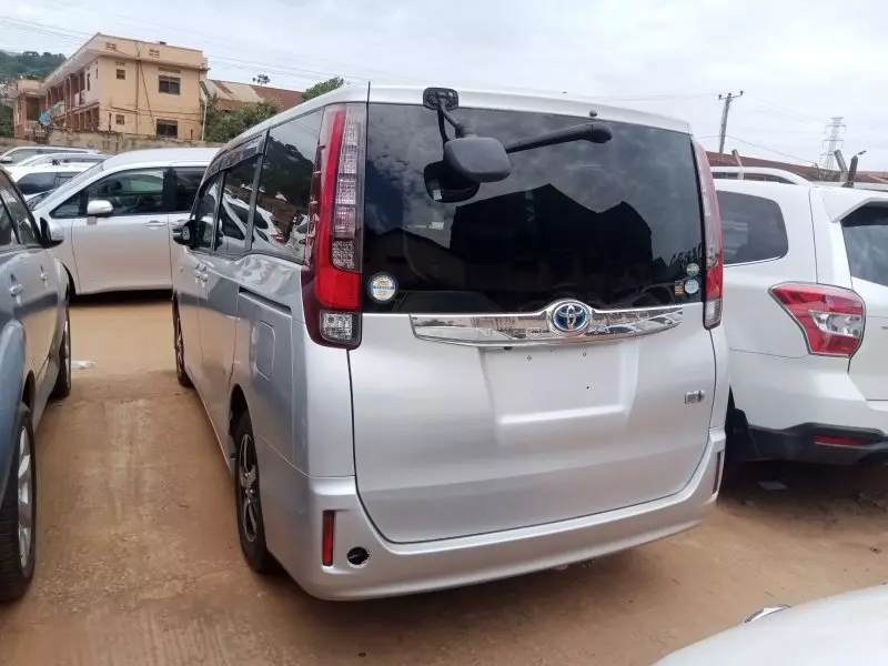 Toyota Noah Hybrid   - 2015