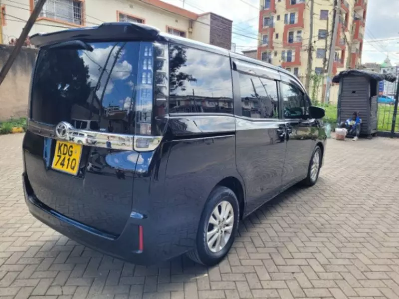 Toyota Voxy    - 2014