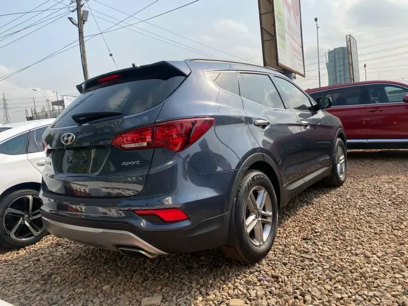 Hyundai Santa Fe   - 2017