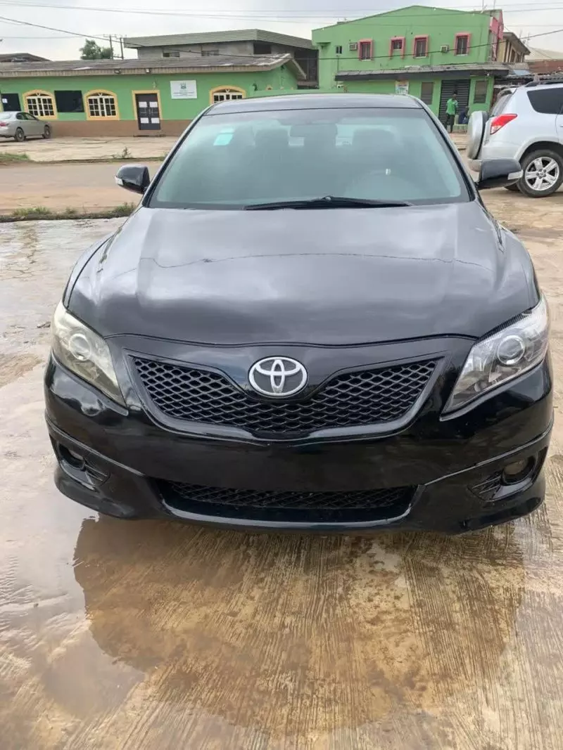 Toyota Camry   - 2010