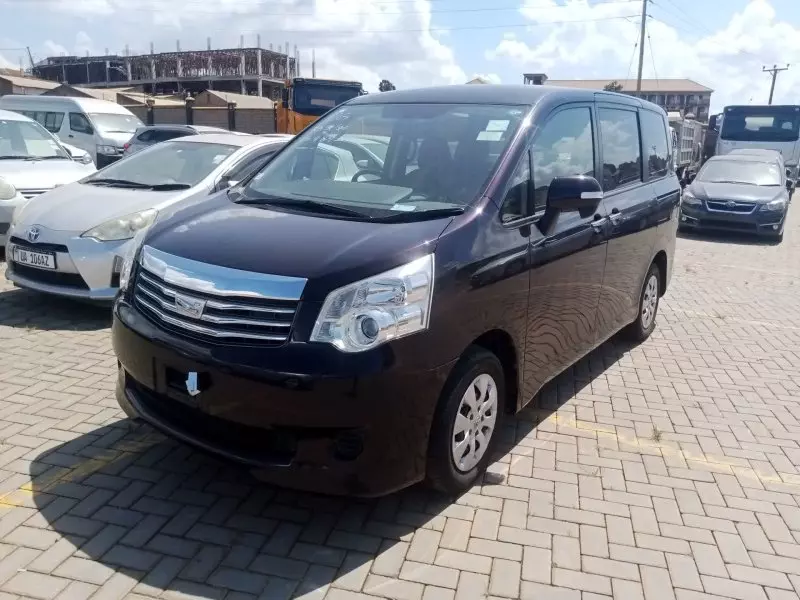 Toyota Noah   - 2012