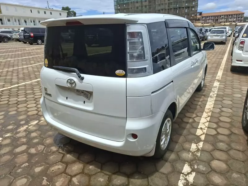 Toyota Sienta   - 2012
