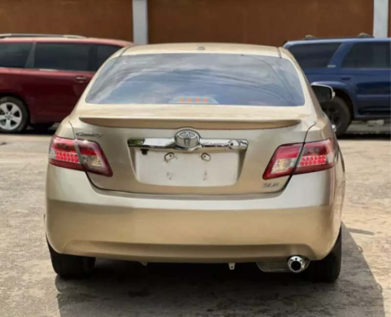 Toyota Camry   - 2010
