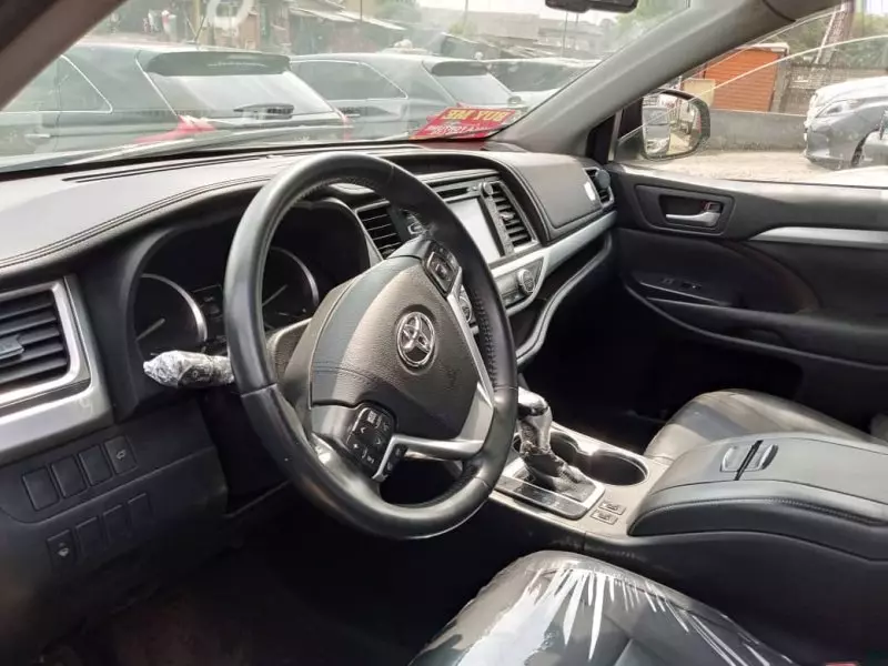 Toyota Highlander   - 2016