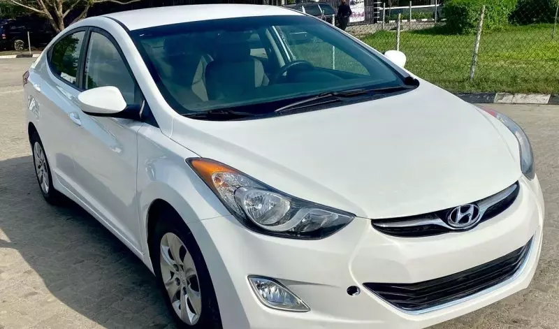 Hyundai Elantra   - 2012