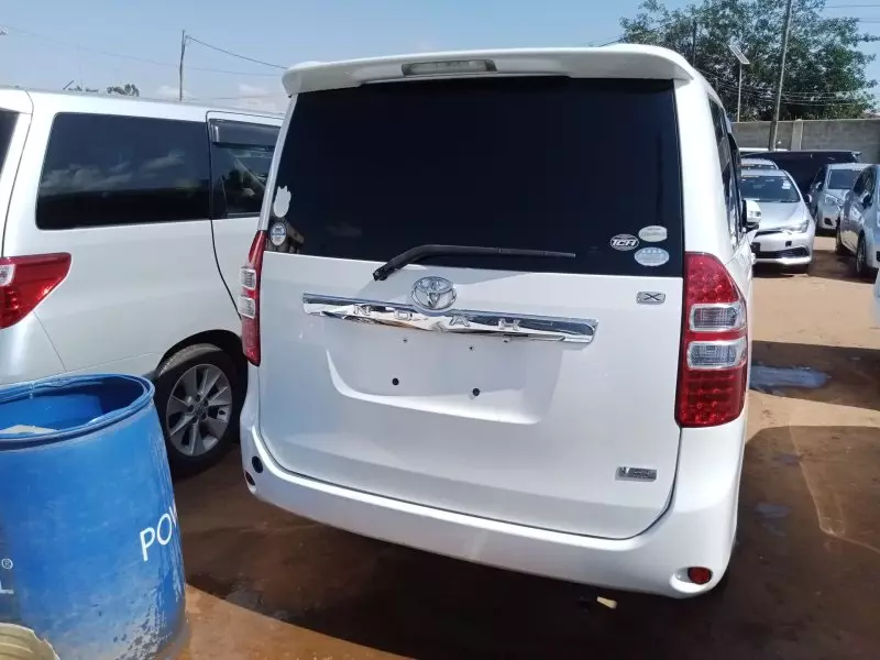 Toyota Noah   - 2011
