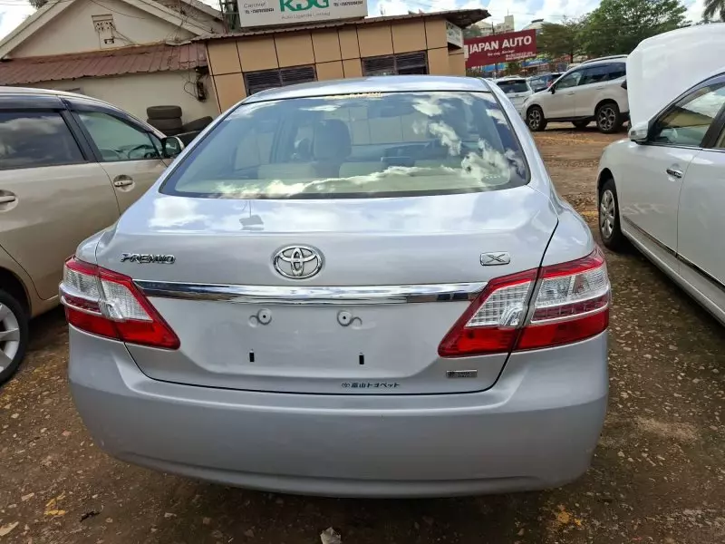 Toyota Premio    - 2012