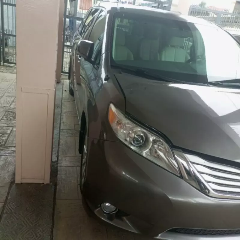 Toyota Sienna   - 2011