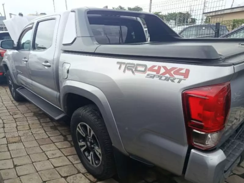 Toyota Tacoma   - 2017