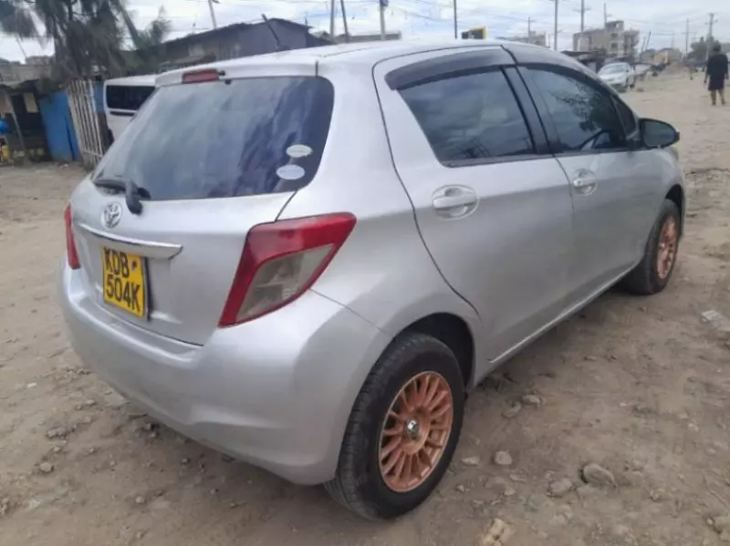 Toyota Vitz   - 2013