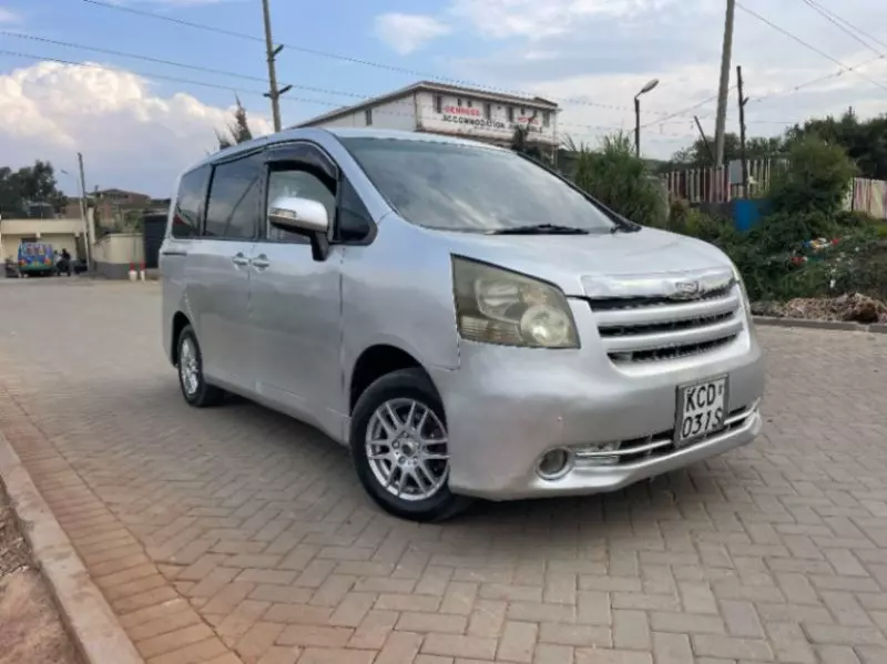 Toyota Noah   - 2008
