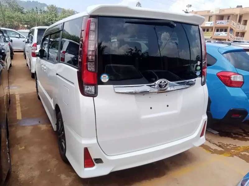 Toyota Noah   - 2015