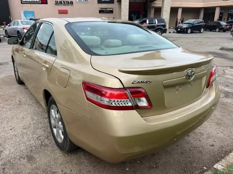 Toyota Camry   - 2011