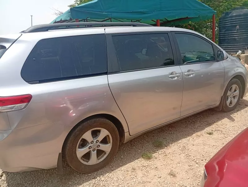 Toyota Sienna   - 2011