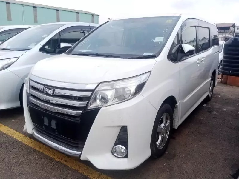 Toyota Noah   - 2015