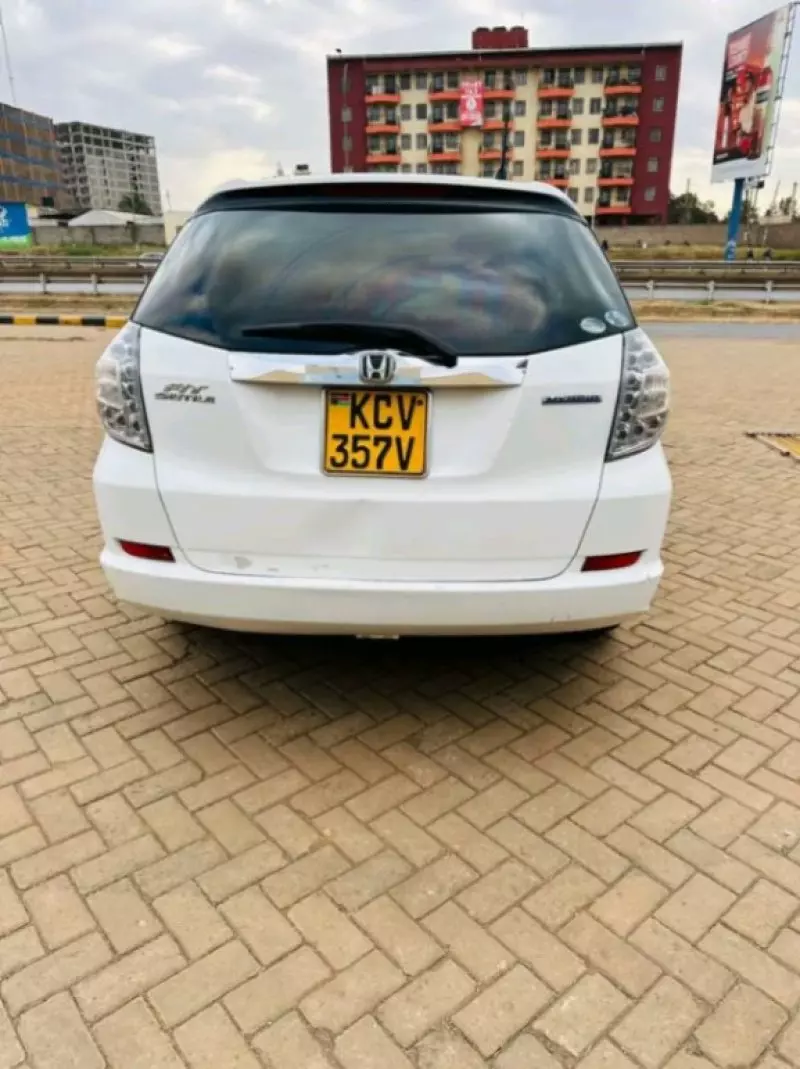 Honda Fit shuttle hybrid   - 2012