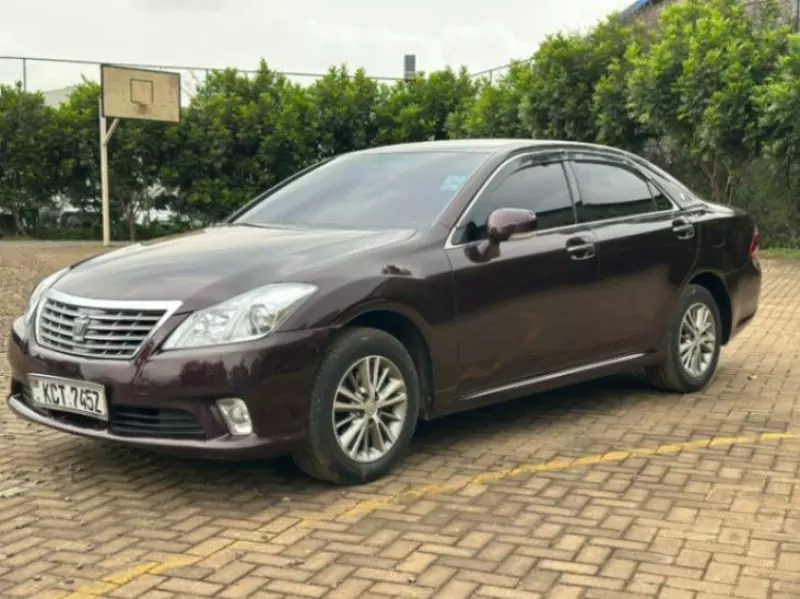 Toyota Crown   - 2012