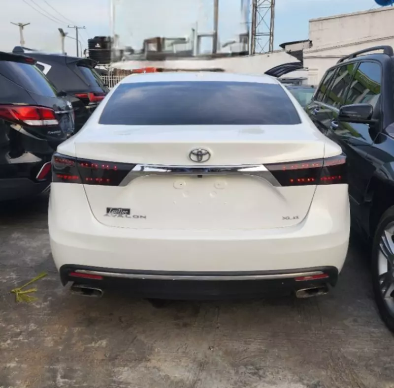 Toyota Avalon   - 2016