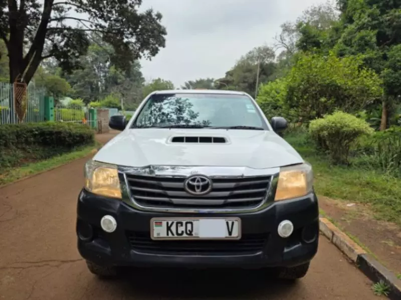 Toyota Hilux   - 2015