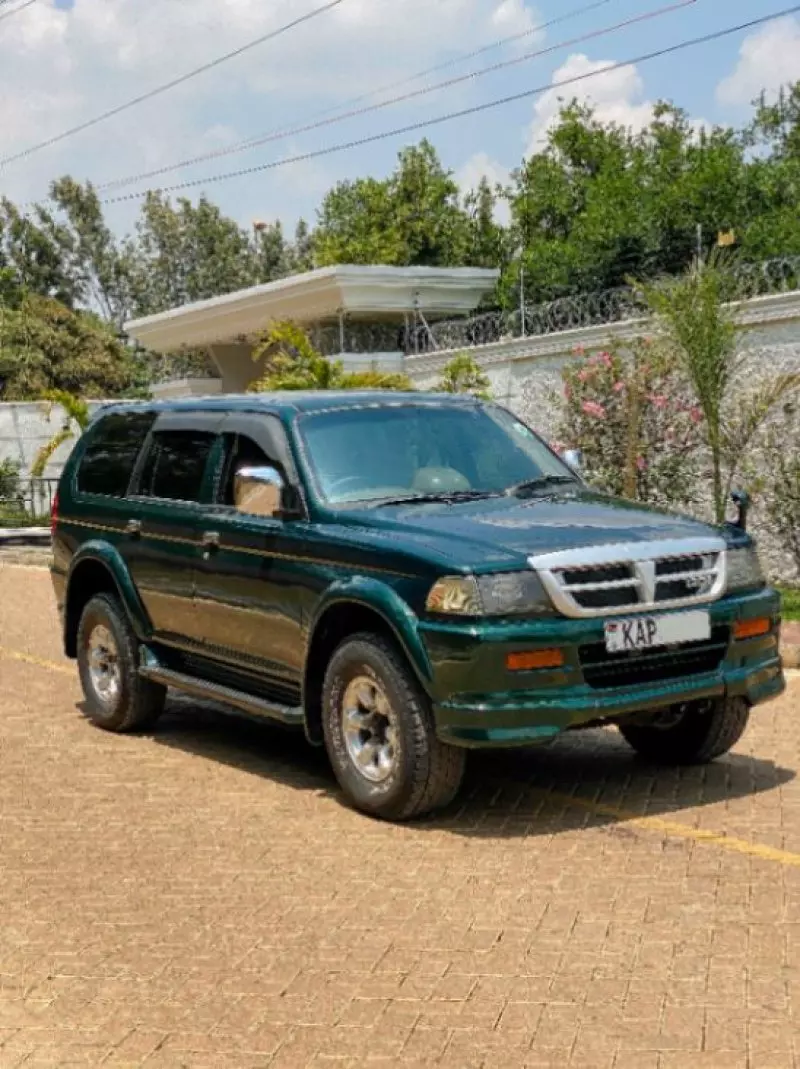 Mitsubishi Pajero Sport   - 1997