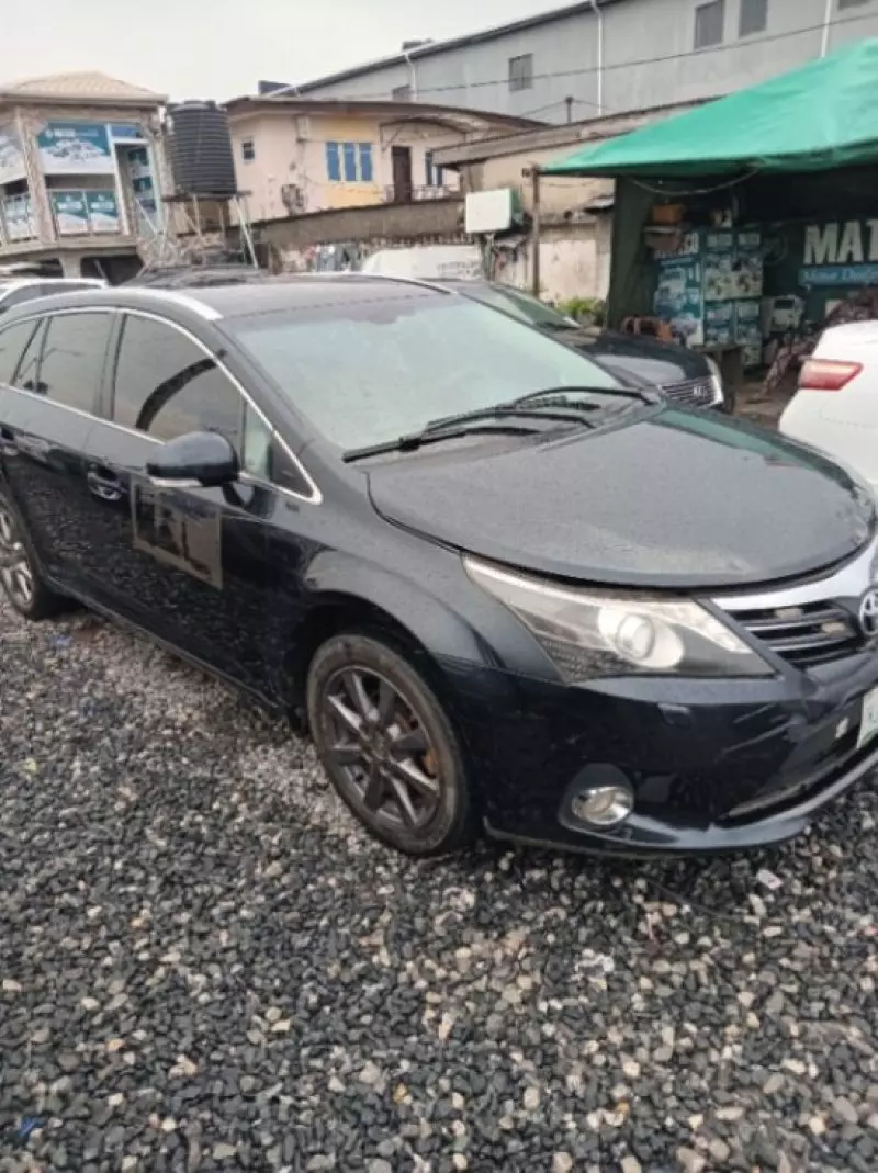 Toyota Avensis   - 2012