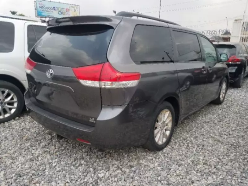 Toyota Sienna   - 2011
