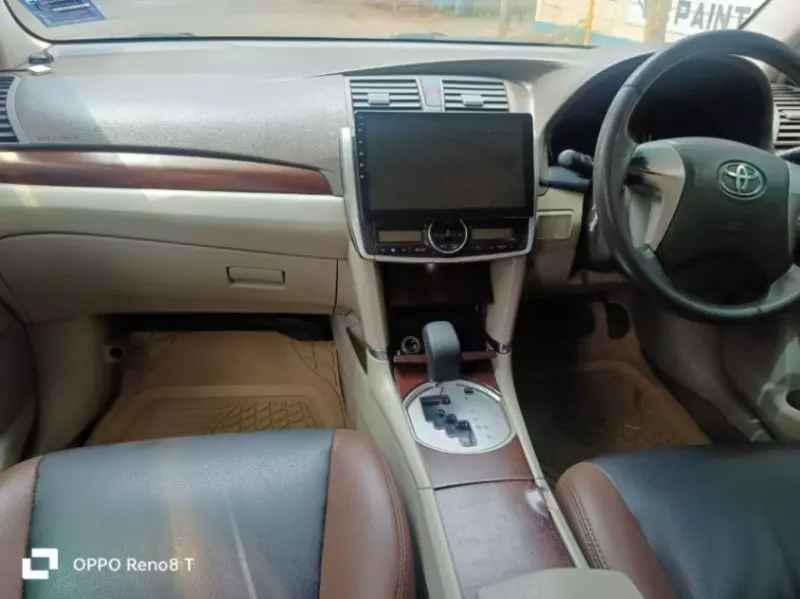 Toyota Premio    - 2012
