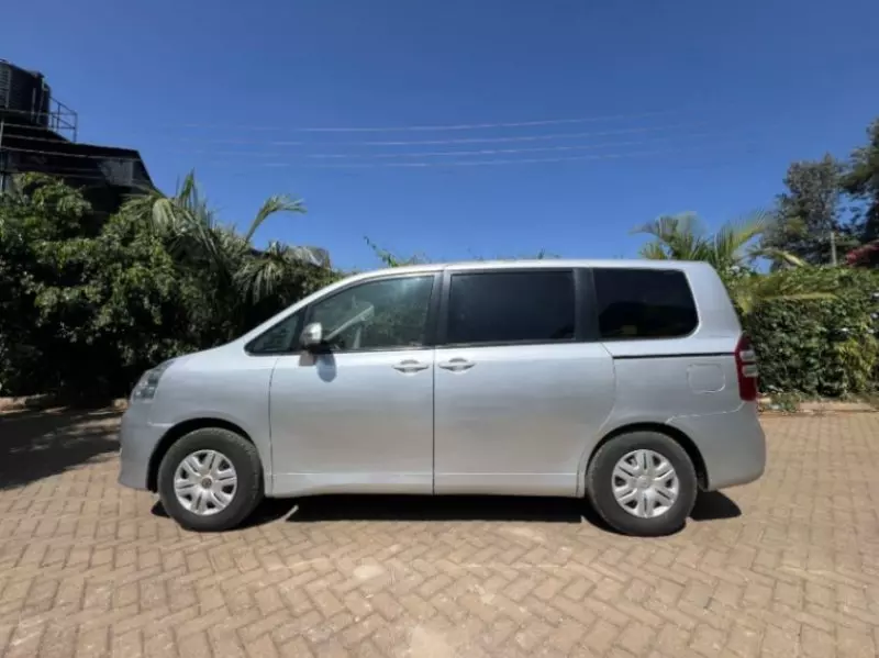 Toyota Noah   - 2012