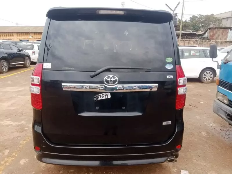 Toyota Noah   - 2012