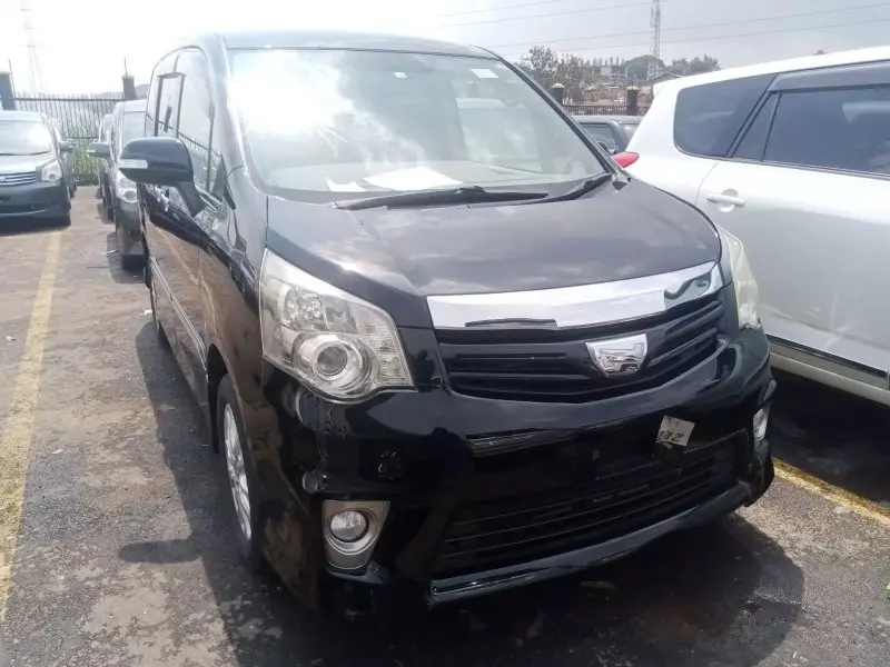 Toyota Noah   - 2012