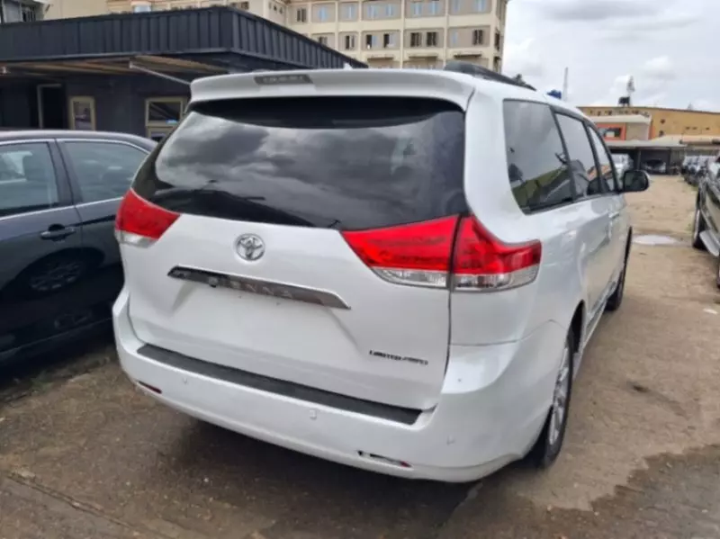 Toyota Sienna   - 2013