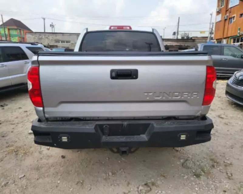 Toyota Tundra   - 2014