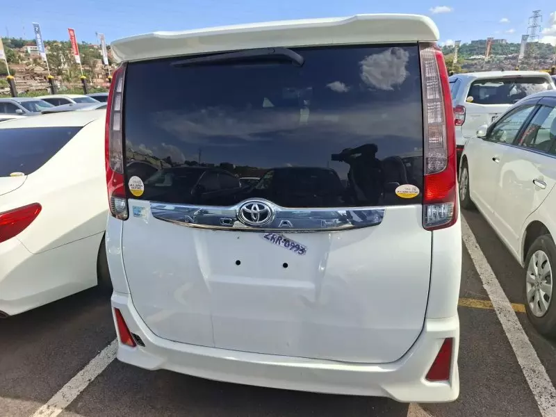 Toyota Noah Hybrid   - 2016
