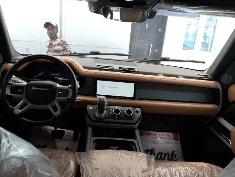 Land Rover Defender   - 2024