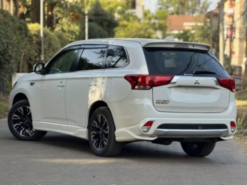 Mitsubishi Outlander hybrid    - 2017