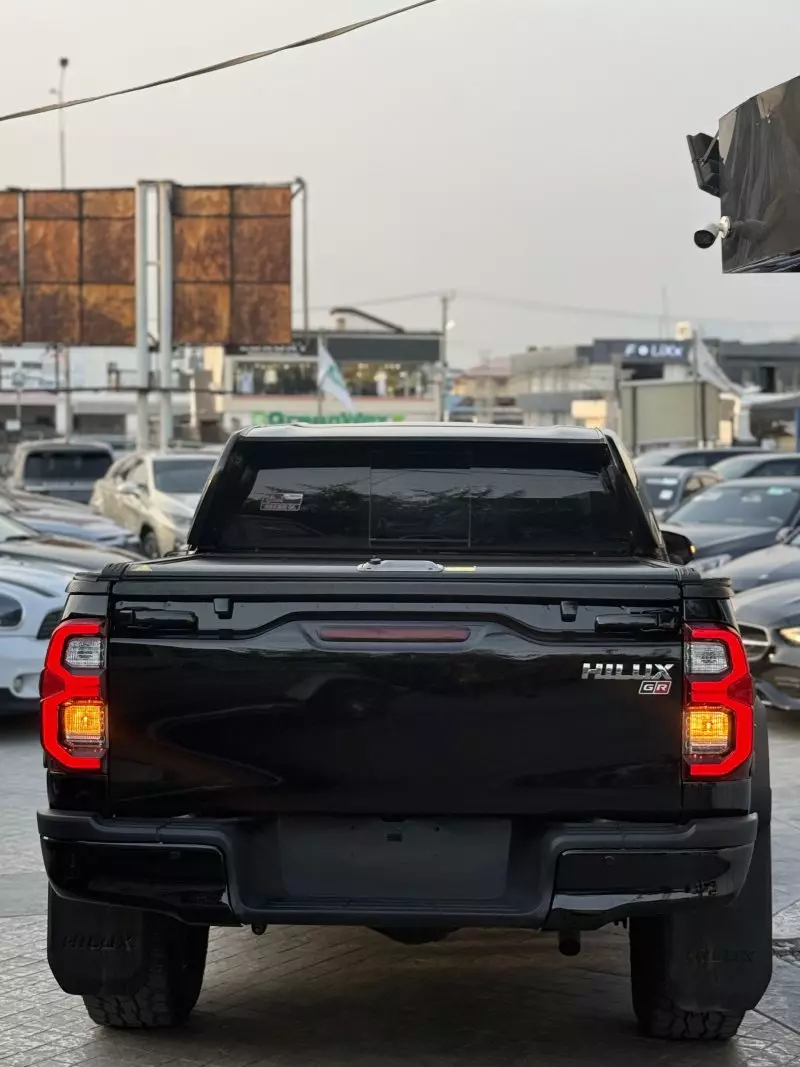 Toyota Hilux    - 2017