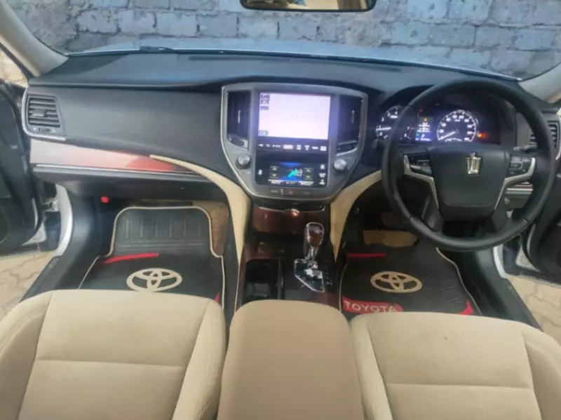 Toyota Crown   - 2014