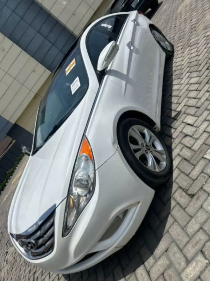 Hyundai Sonata   - 2012