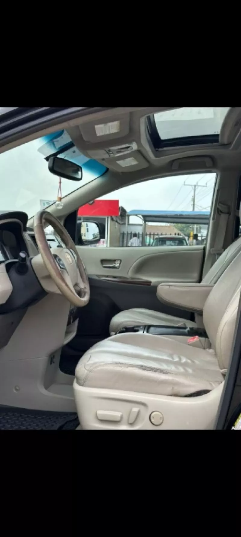 Toyota Sienna   - 2011